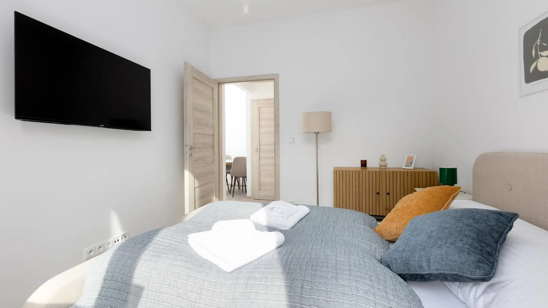 2 Bedroom Apartment With A Terrace Near The Metro プラハ チェコ
