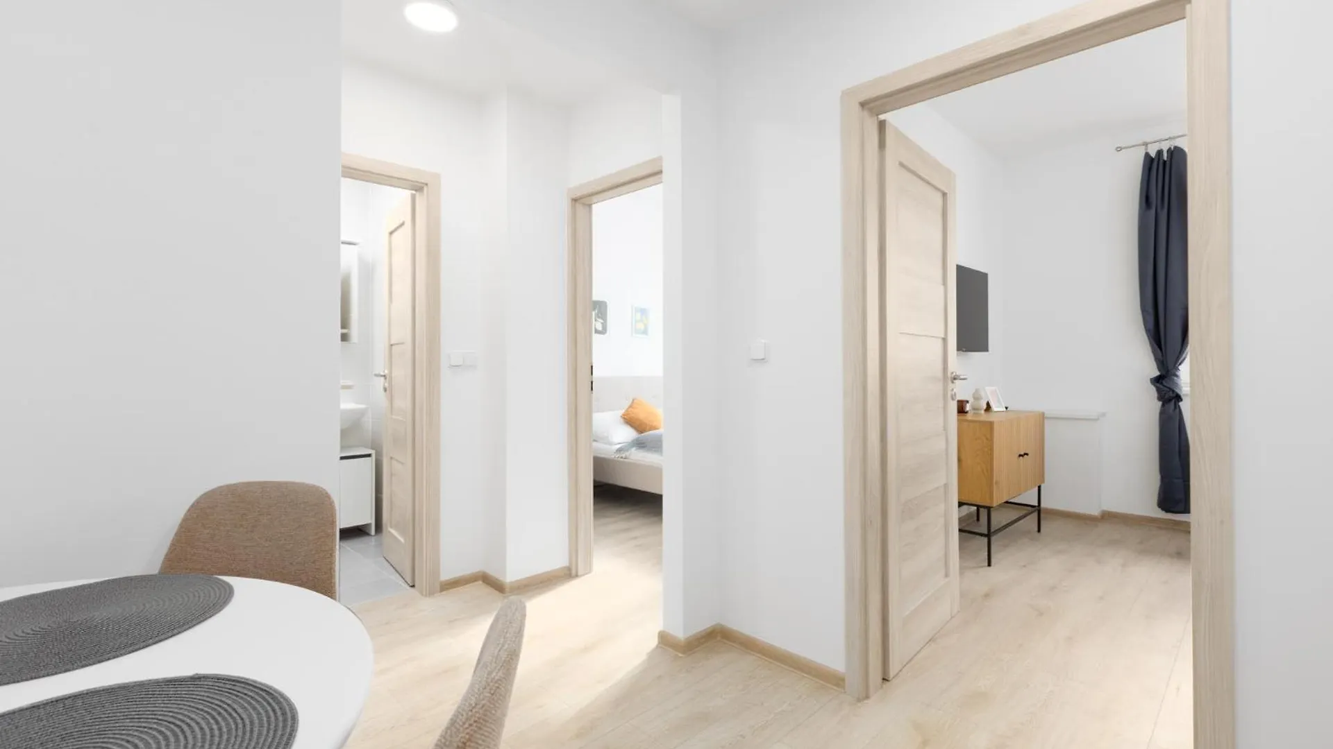 2 Bedroom Apartment With A Terrace Near The Metro プラハ チェコ