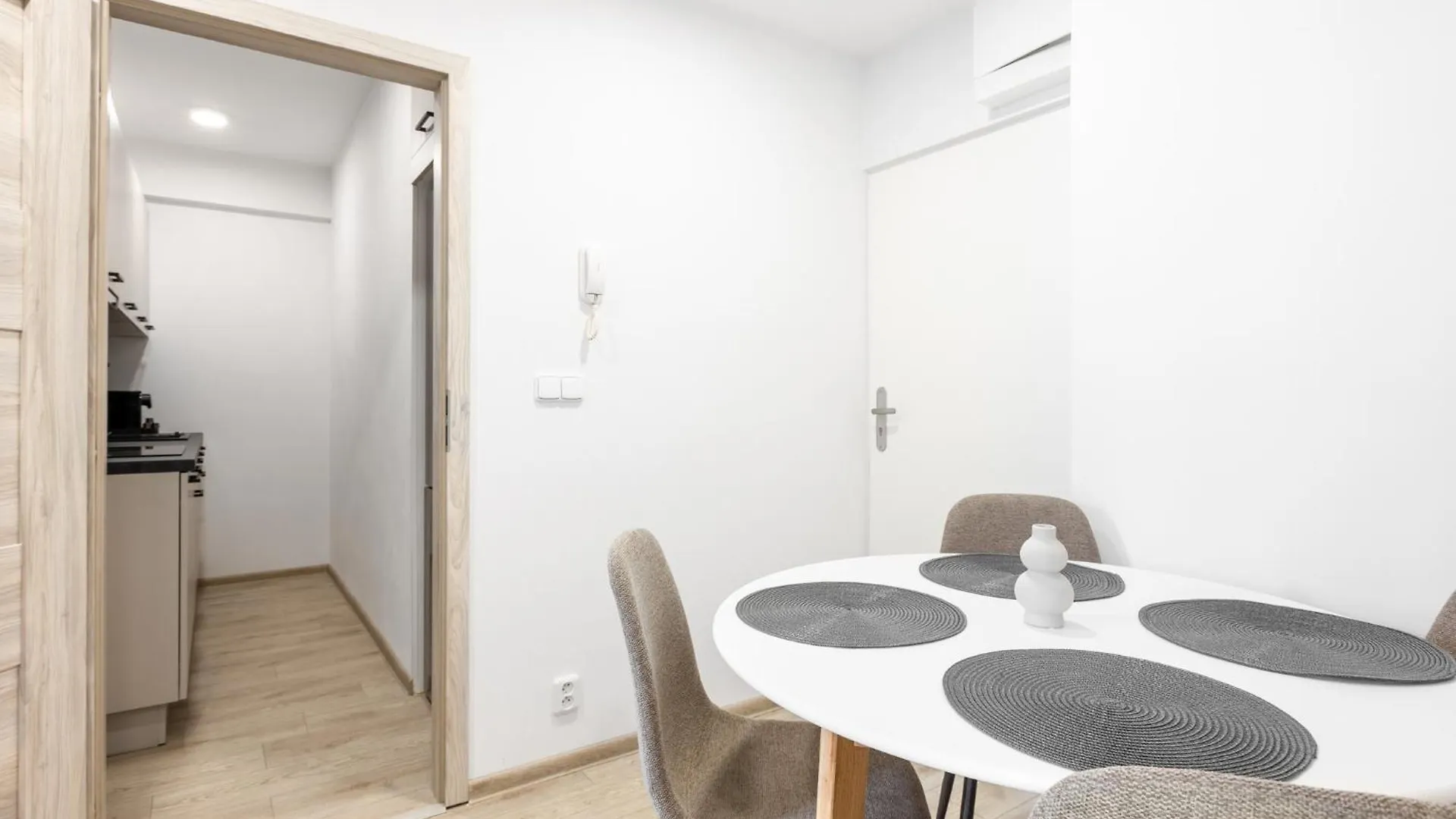 2 Bedroom Apartment With A Terrace Near The Metro プラハ