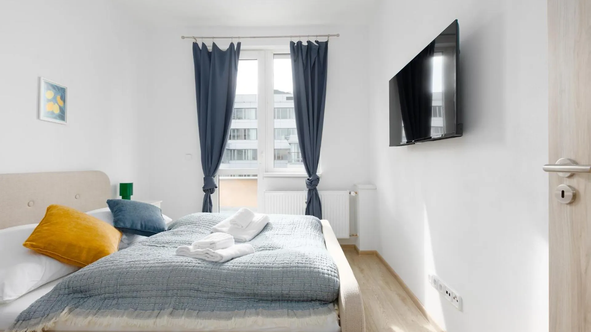 2 Bedroom Apartment With A Terrace Near The Metro プラハ チェコ