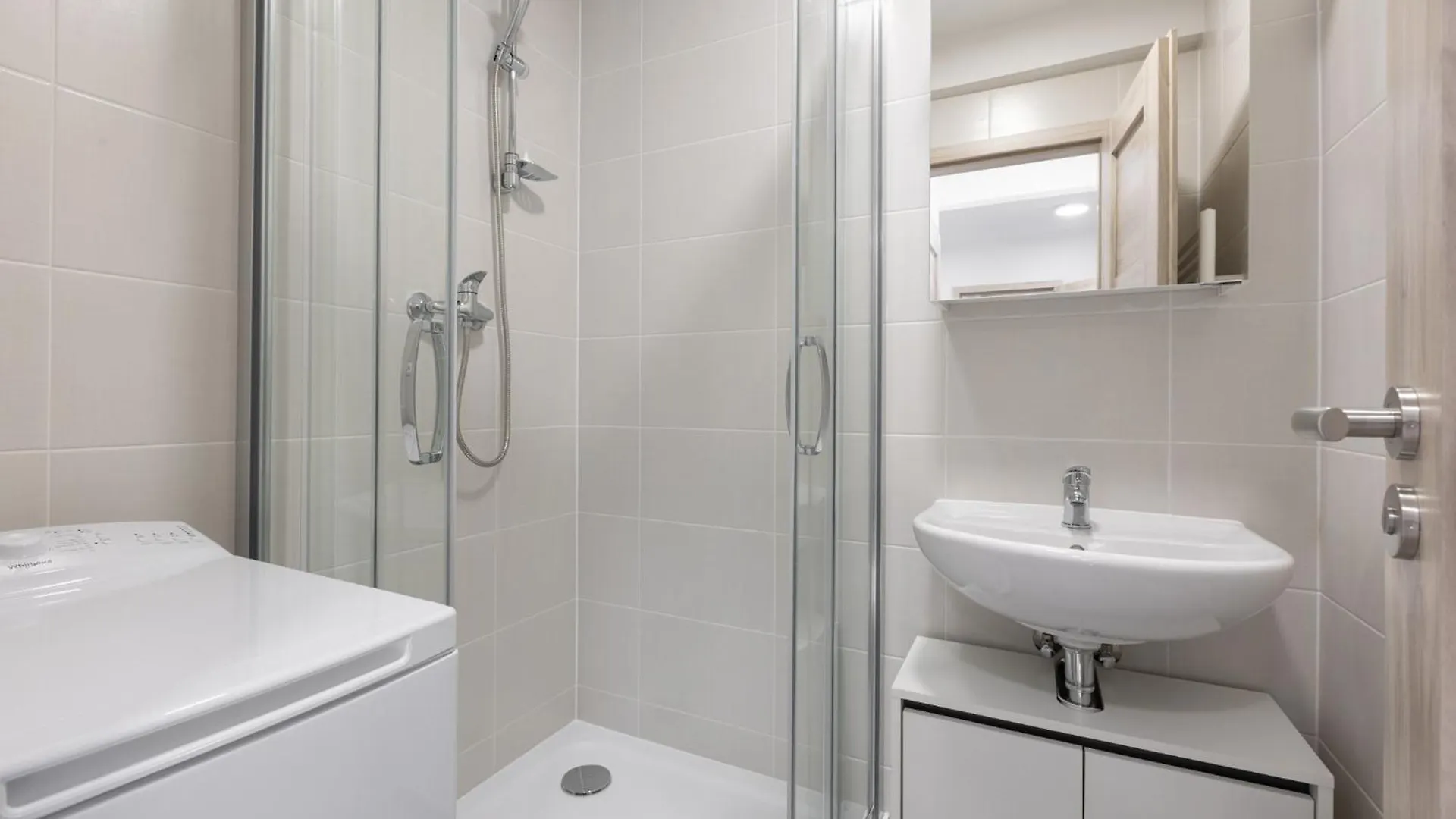 2 Bedroom Apartment With A Terrace Near The Metro プラハ 0*,  チェコ