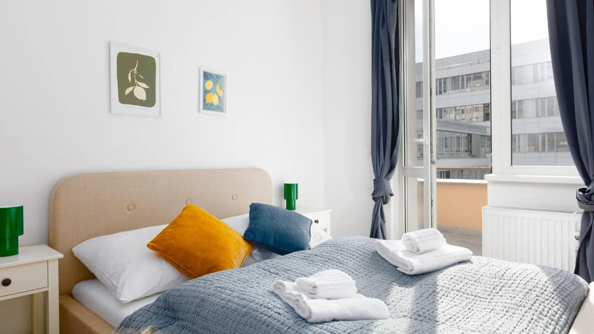2 Bedroom Apartment With A Terrace Near The Metro プラハ
